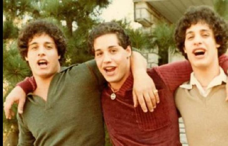 Es la historia de trillizos adoptados por tres familias distintas.