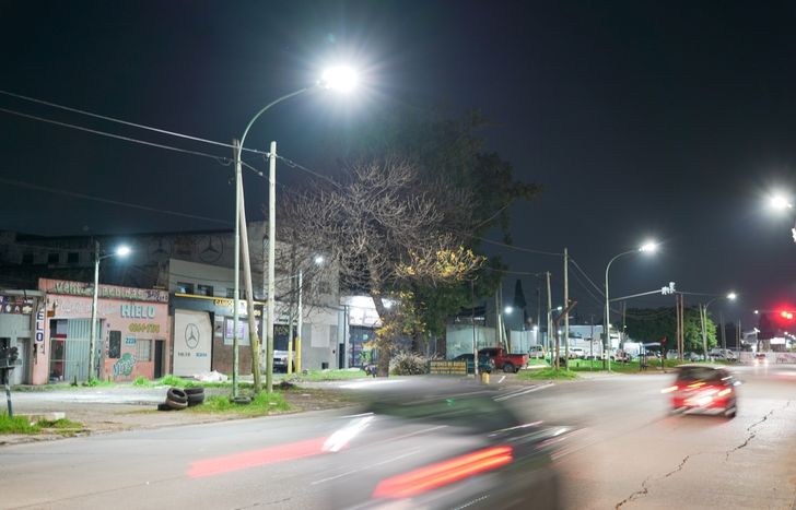 La instalación y reposición de luces LED se hace en todos los barrios de Lomas.