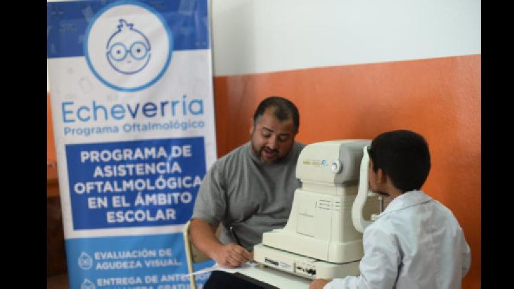 Entregan anteojos a chicos de escuelas primarias de Esteban Echeverría