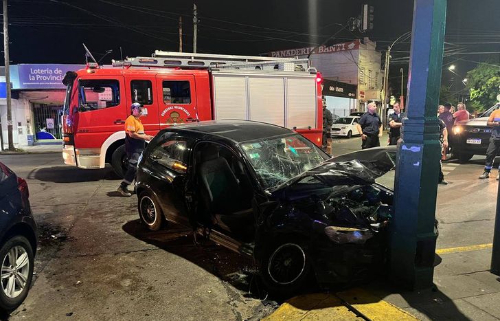 Uno de los vehículos se estrelló contra un poste en Temperley.&nbsp;