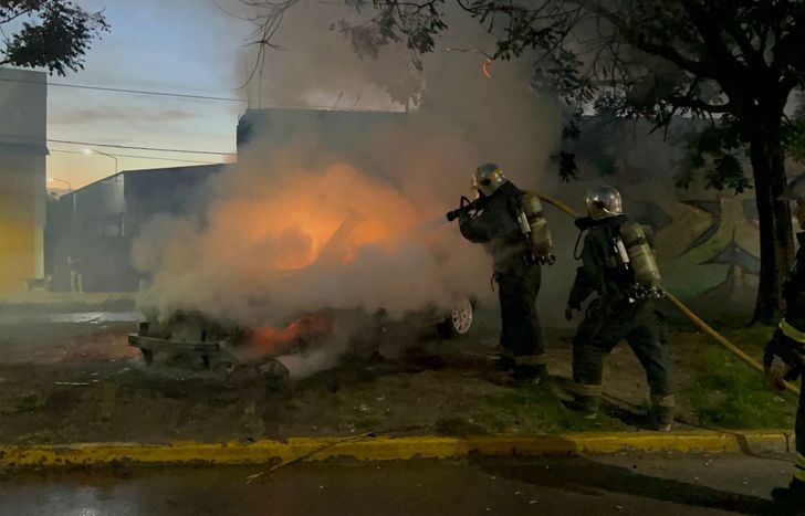 Un auto incendiado en Lomas de Zamora requirió la presencia de los bomberos.