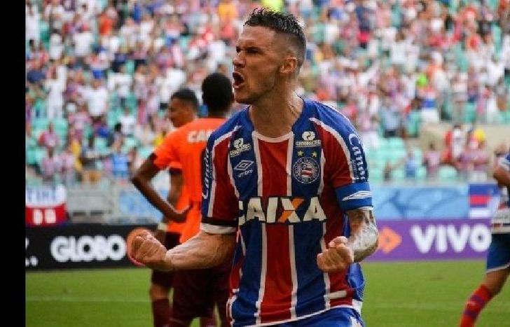 En la última temporada jugó 48 partidos (todos como titular) y anotó cuatro goles.