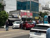 violento choque entre dos autos en pleno centro de banfield