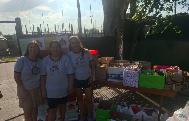 Entregaron 115 canastas con productos navideños y más de 80 para el Año Nuevo en Temperley.&nbsp;