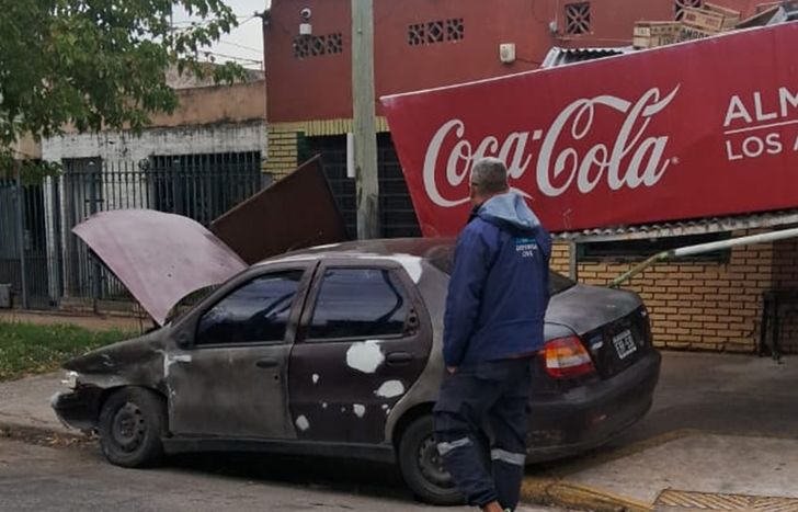 El auto dañó el frente del negocio.