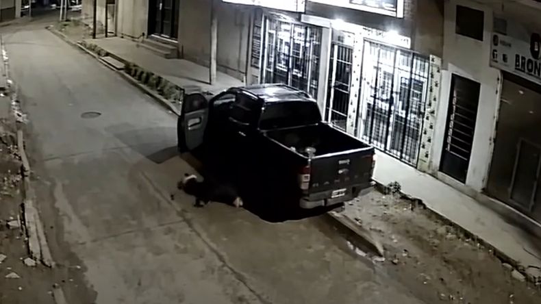La v&iacute;ctima, tirada junto a la camioneta tras el disparo recibido en Budge. Muri&oacute; poco despu&eacute;s.