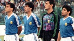 Serrizuela, a la izquierda; Maradona, a la derecha.
