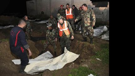 La fosa común se encuentra localizada en las granjas de Al Eib, al sureste de la ciudad de Duma