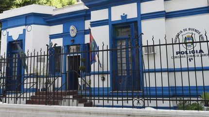 dos detenidos in fraganti mientras robaban un auto en lomas