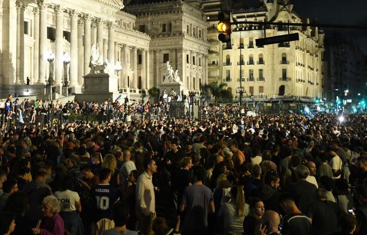 Hubo un masivo cacerolazo contra el DNU de Javier Milei.