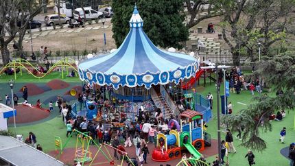 El carrousel de la Plaza Grigera está abierto de 11 a 20.