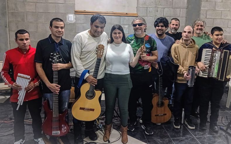 Tiene un repertorio que combina folklore argentino y latinoamericano, con arreglos propios.