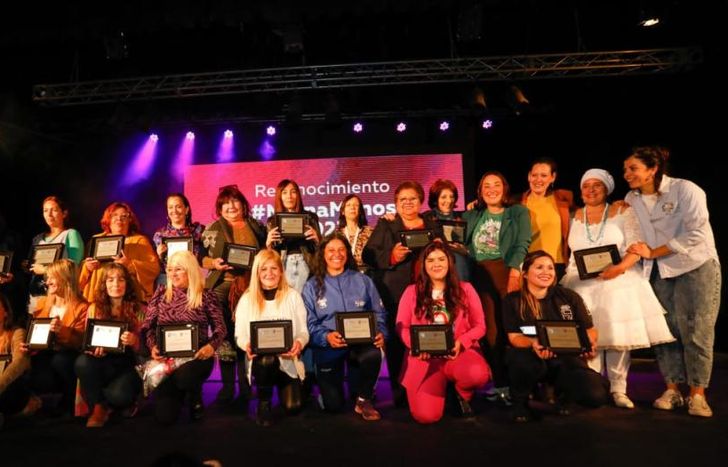 Las 20 mujeres que participaron de una jornada muy emotiva y alegre en el Teatro del Municipio.