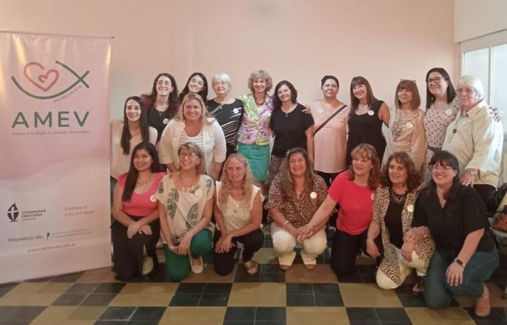 Parte del equipo que lleva a cabo la tarea solidaria.