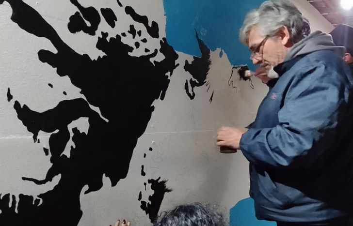El mural de las islas en pleno proceso.