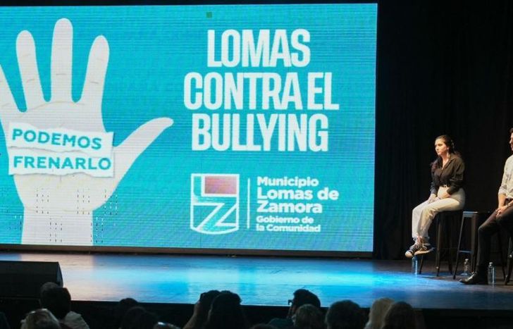 Otermín y Wado de Pedro, junto docentes, alumnos y familias.