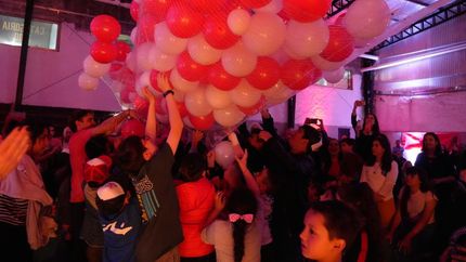 El club celebró sus 90 años e inauguró el techo para una de las canchas.