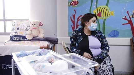 Las madres reciben kits con cunas, indumentaria y varios accesorios.