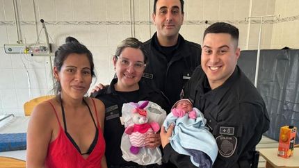 Los tres oficiales junto a Julia y su hija Rafaela.