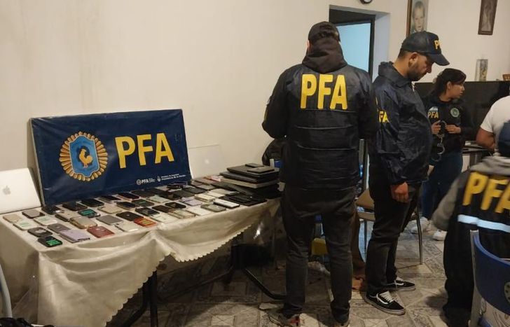 Secuestraron más de 50 celulares y 7 notebooks.