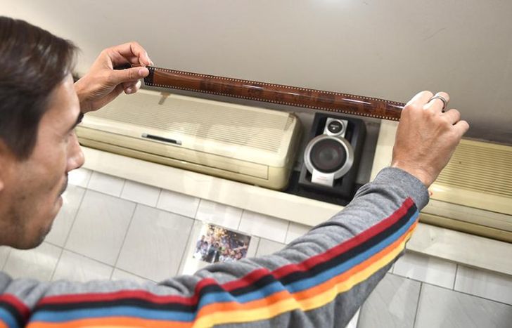 Aún hay vecinos que llevan los rollos de las cámaras a revelar.