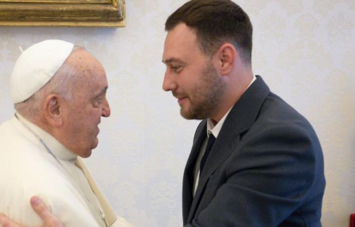 El Papa Francisco junto al presidente de Banfield, Matías Mariotto.