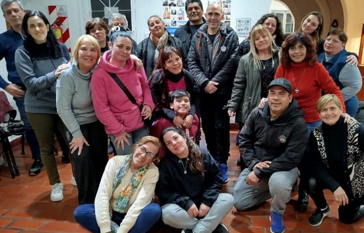 Todos los lunes se juntan en pleno centro de Lomas.