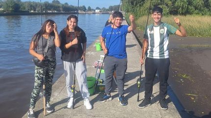 Incentivan a los más jóvenes a anotarse en la escuela de pesca en Banfield.