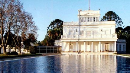 ¿no hay plata? milei gasto $950 mil en una alfombra con fondos del estado