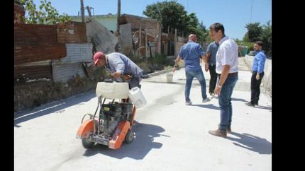 construyen nuevos pavimentos en santa marta, fiorito y budge