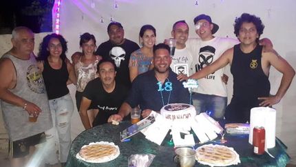 Ignacio, Pablo y parte de su familia durante el cumpleaños. Ignacio, Pablo y parte de su familia durante el cumpleaños.