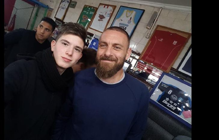 Los hinchas aprovecharon para fotografiarse con la figura italiana.