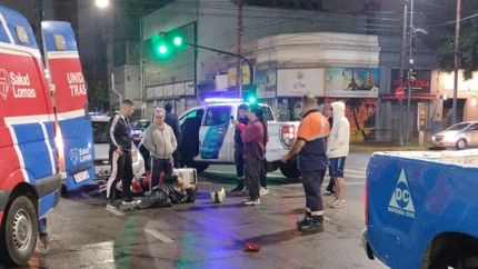 El repartidor caído sobre la avenida tras el choque.