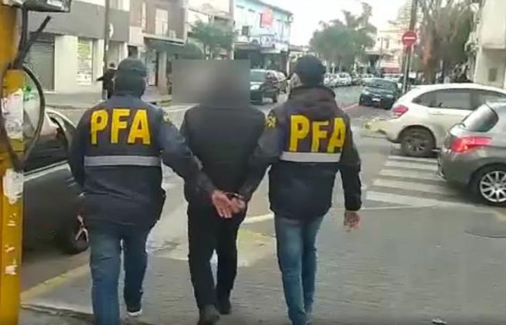 El expolicía fue detenido en Lomas de Zamora.