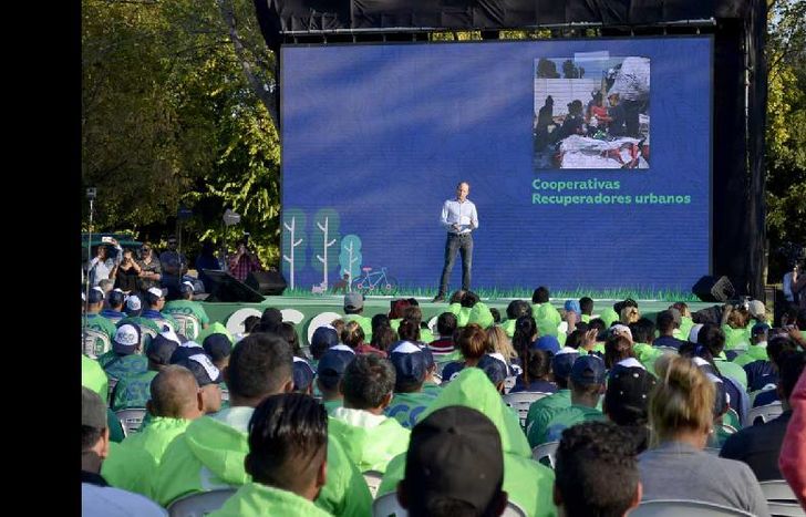 martín explicó cómo funciona el programa para mejorar la calidad ambiental en los barrios.