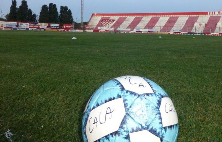 La pelota espera a los protagonistas.