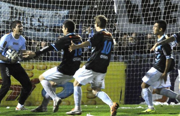 Crivelli atajó el penal final y decretó el ascenso de Temperley.