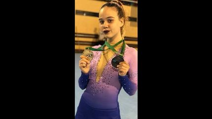 Rocío Álvarez muestra orgullosa las medallas que logró en la Copa Ernesto González Molina.
