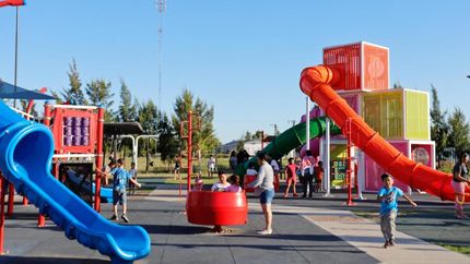 En cada plaza instalaron múltiples juegos para los chicos y chicas.