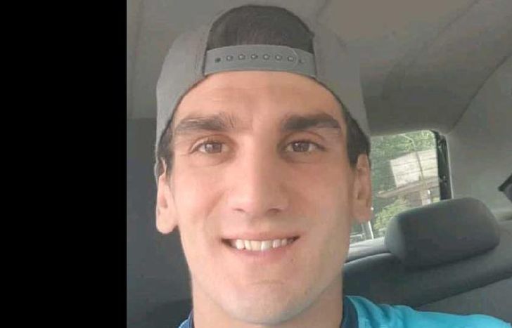 Lucas es de tez blanca y pelo oscuro y fanático de el Gasolero.