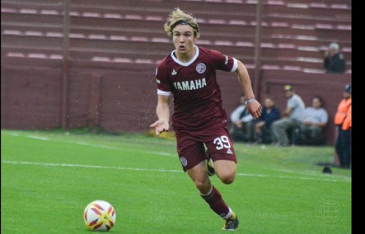 De La Vega, con 17 años, ya brilla en la Superliga.