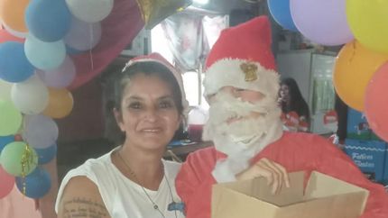 Papá Noel dijo presente en Fiorito, para felicidad de los chicos.