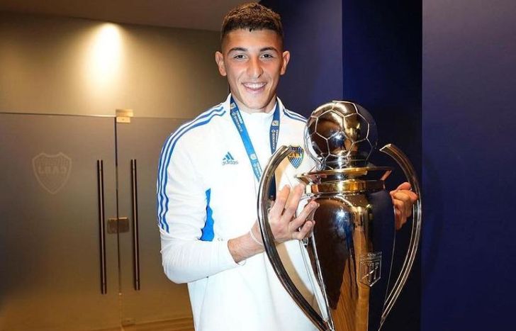 Brey, con el trofeo de la Liga Profesional.