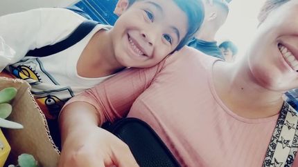 Logan junto a su mamá a la espera de poder ser intervenido urgentemente.