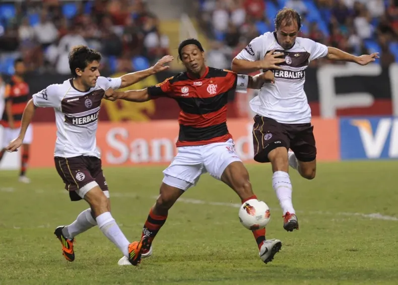 Ronaldinho, entre Araujo y Fritzler.