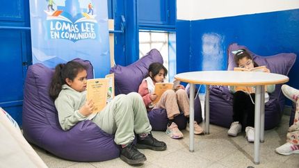 Cada estudiante de las 99 escuelas primarias está recibiendo un libro para llevarse a casa.