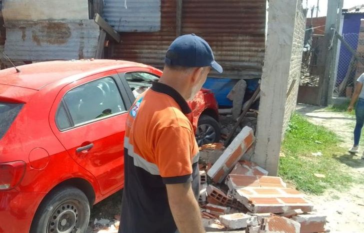 El impacto derribó una pared.