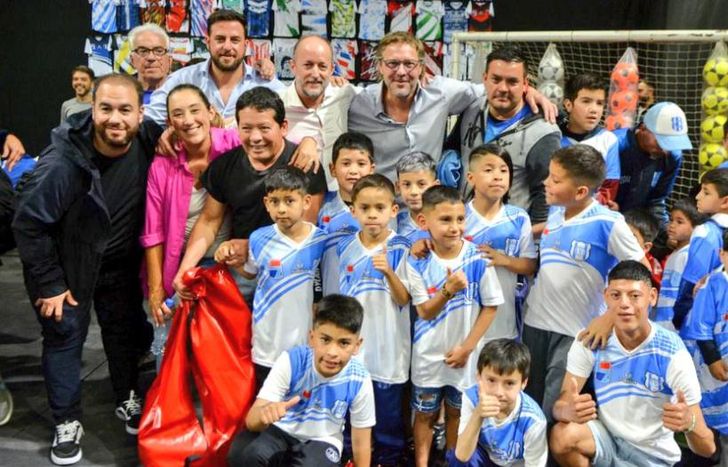 Entregaron camisetas, pecheras, pelotas, conos y  bolsos.