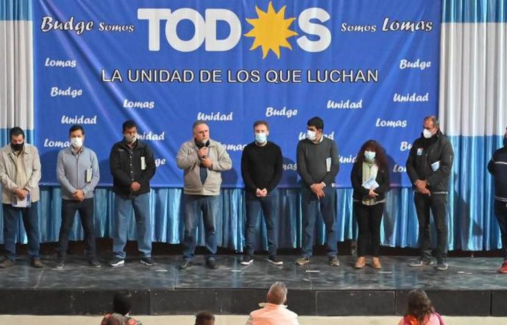 En el galpón de Viñales, junto a militantes.
