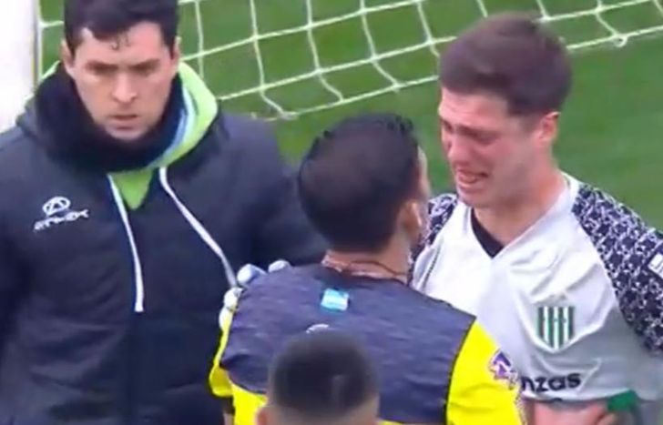 Tras el tenso momento del partido, Cambeses se quedó dentro del campo de juego.